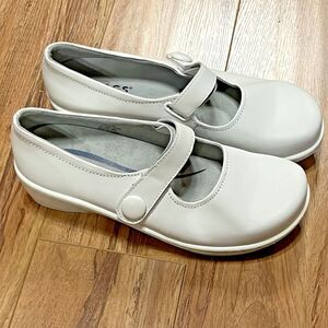 KLOGS Woman’s Mary Jane Clogs Nursing Comfort Slip Resistant Shoes Size 9.5 NICE
